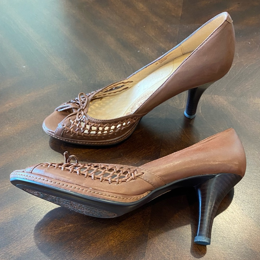 Sofft Tan Woven Peep Toe Heels - Picture 6 of 7